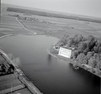 pałac . Widok ogólny pałacu od strony stawu, skan 1