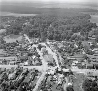 Widok ogólny zabudowy rynku i centrum miasta od strony wschodniej, skan 1