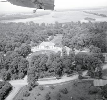 Widok ogólny pałacu od strony wschodniej, skan 1