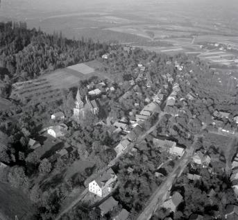 Fragment zabudowy centrum miasta z kościołem parafialnym, skan 1