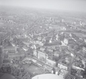 zabudowa centrum miasta. Widok ogólny centrum od strony wschodniej, skan 1