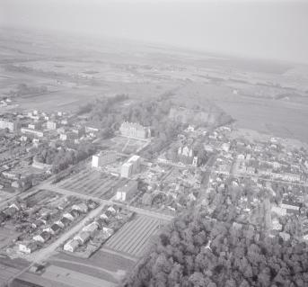 zespół urbanistyczny.  Zabudowa centrum - widok od strony południowej , skan 1