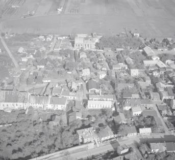 zespół urbanistyczny. Fragment zabudowy miasta z zespołem klasztornym Klarysek i zespołem klasztornym Franciszkanów od strony południowej - zachodniej, skan 1