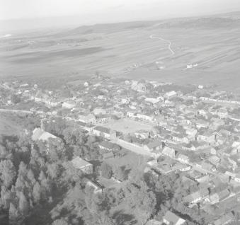 zespół urbanistyczny. Widok ogólny zabudowy centrum miasta od strony południowej, skan 1