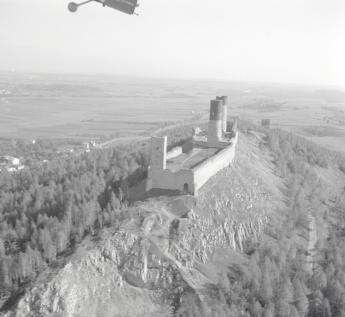 zamek XIII wieku Widok ogólny ruin zamku od strony północnej, skan 1