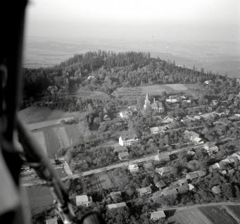 Fragment zabudowy miasta z kościołem parafialnym, widok ogólny od strony południowo - wschodniej, skan 1