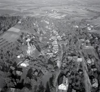 Fragment zabudowy miasta z kościołem parafialnym,, skan 1