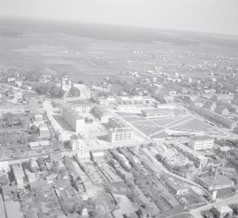 zabudowa centrum miasta. Widok ogólny centrum od strony zachodniej, skan 1