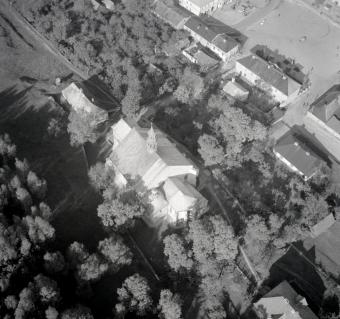 kościół parafialny. Widok ogólny kościoła od strony południowej - wschodniej, skan 1