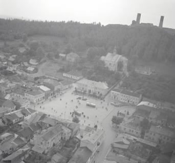 rynek. Widok ogólny zabudowy rynku od strony wschodniej, skan 1