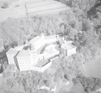 Zamek królewski z XIV wieku, widok ogólny od strony południowo - wschodniej, skan 1