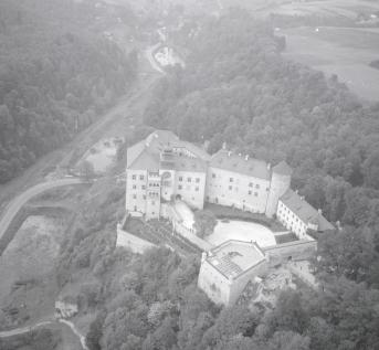 Zamek królewski z XIV wieku, widok ogólny od strony wschodniej., skan 1