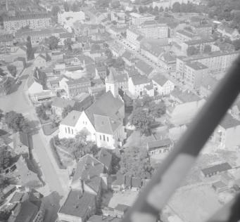 zabudowa miasta. Fragment miasta z kościołem  parafialnym. Widok od strony południowej - zachodniej, skan 1