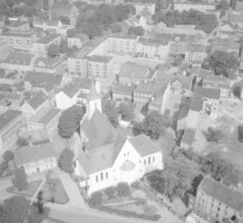 zabudowa miasta. Fragment miasta z kościołem  parafialnym. Widok od strony południowej - wschodniej, skan 1