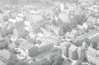 zabudowa miasta. Fragment zabudowy centrum przy kościele farnym, skan 1