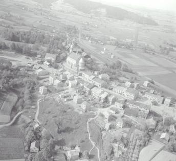 zabudowa miasteczka. Widok ogólny zabudowy od strony południowej - wschodniej, skan 1