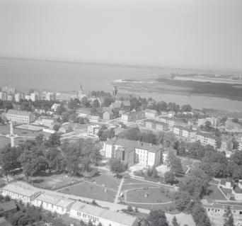 zabudowa miasta. Widok ogólny zabudowy centrum  od strony południowej , skan 1