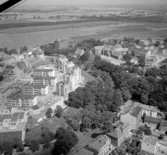 zabudowa miasta. Fragment zabudowy  miasta  z katedrą od strony południowej, skan 1