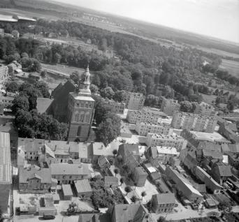 zabudowa miasta. Fragment miasta z kościołem parafialnym od strony zachodniej , skan 1