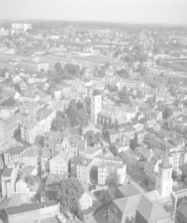 zabudowa miasta. Widok ogólny zabudowy centrum od strony wschodniej, skan 1