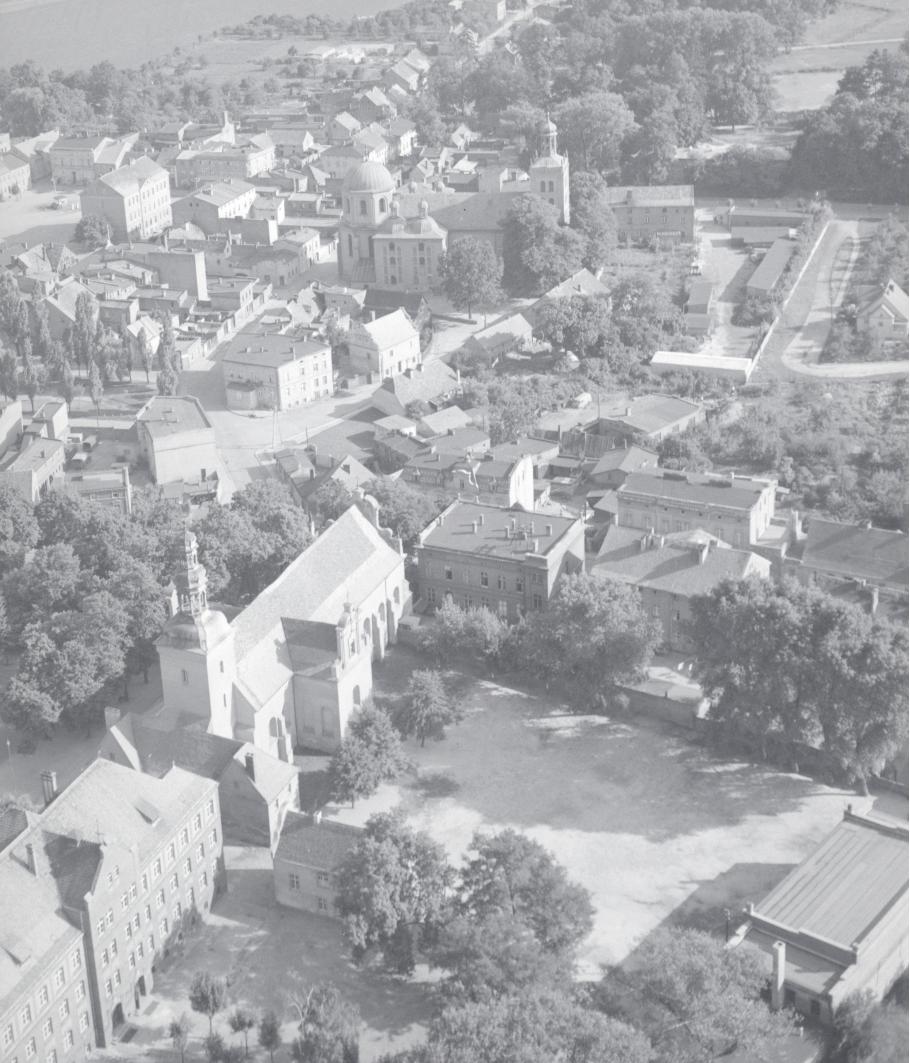 zabudowa centrum miasta. Widok ogólny północnej - zachodniej części  miasta z kościołem i klasztorem pobernardyńskim, skan 1