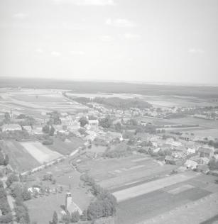 zabudowa centrum. Fragment zabudowy centrum z pałacem w parku od strony południowej, skan 1