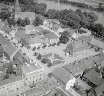 Widok ogólny zabudowy rynku od strony płd., skan 1