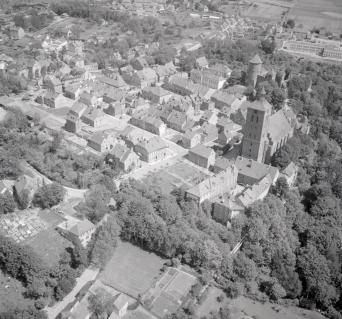 zabudowa centrum. Widok ogólny zabudowy miasta od strony południowej - zachodniej, skan 1