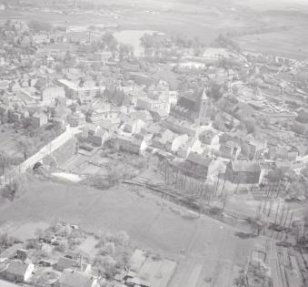 zabudowa miasta. Widok ogólny zabudowy centrum od strony północnej - zachodniej, skan 1
