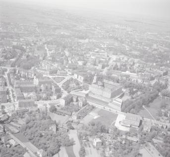 zabudowa miasta. Widok ogólny zabudowy centrum od strony wschodniej, skan 1