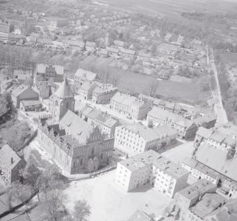 zabudowa miasta. Fragment zabudowy centrum przy kościele parafialnym od strony wschodniej, skan 1