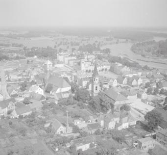 zabudowa miasta. Widok ogólny centrum  od strony południowej - zachodniej, skan 1