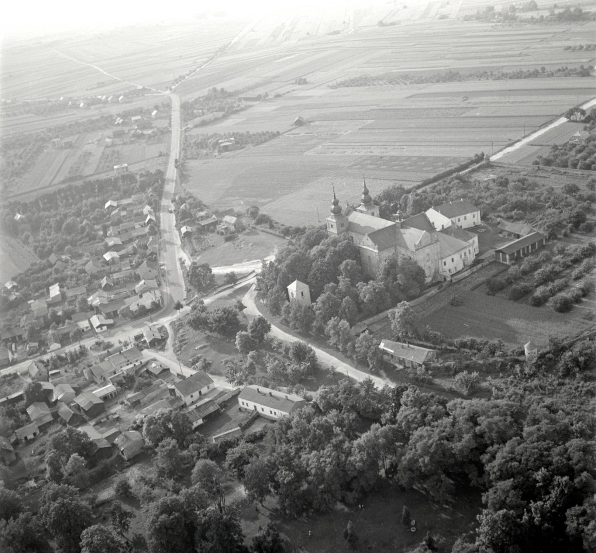 klasztor Kanoników Regularnych. Widok ogólny zespołu klasztornego od północnej - zachodniej, skan 1