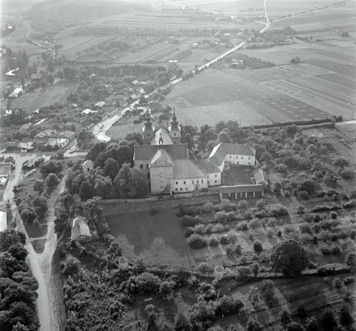 klasztor Kanoników Regularnych. Widok ogólny zespołu klasztornego od północnej , skan 1