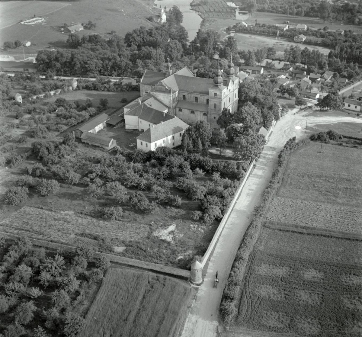 klasztor Kanoników Regularnych. Widok ogólny zespołu klasztornego od zachodniej , skan 1
