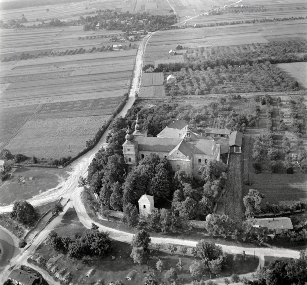 klasztor Kanoników Regularnych. Widok ogólny zespołu klasztornego od wschodniej, skan 1