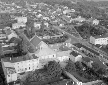 kościół i klasztor Kapucynów /XVIII i XIX wieku/ Widok zabudowy centrum z kościołem i klasztorem kapucynów od strony południowej - zachodniej, skan 1