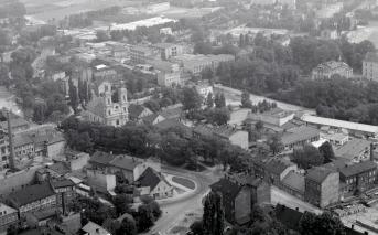 fragment zabudowy miasta z położeniem kościoła parafialnego (XVIII wieku) od strony północno - zachodniej , skan 1