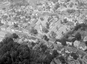 zabudowa centrum miasta. fragment zabudowy centrum miasta z kościołem parafialnym  od strony południowej - wschodniej, skan 1