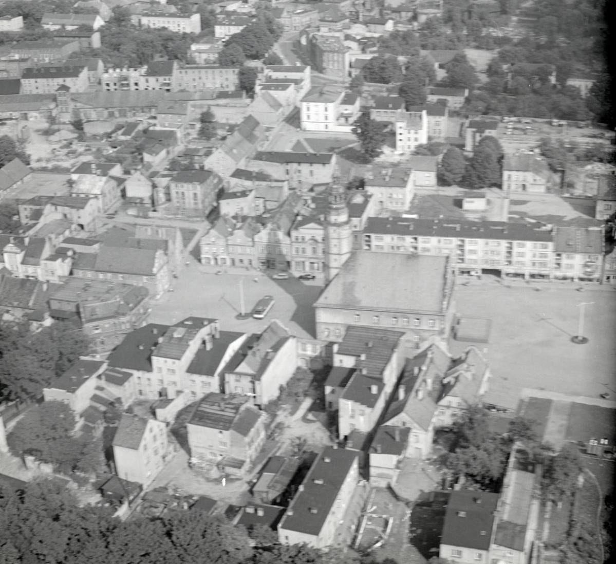 zabudowa przyrynkowa z ratuszem. Widok ogólny zabudowy przyrynkowej od strony zachodniej, skan 1