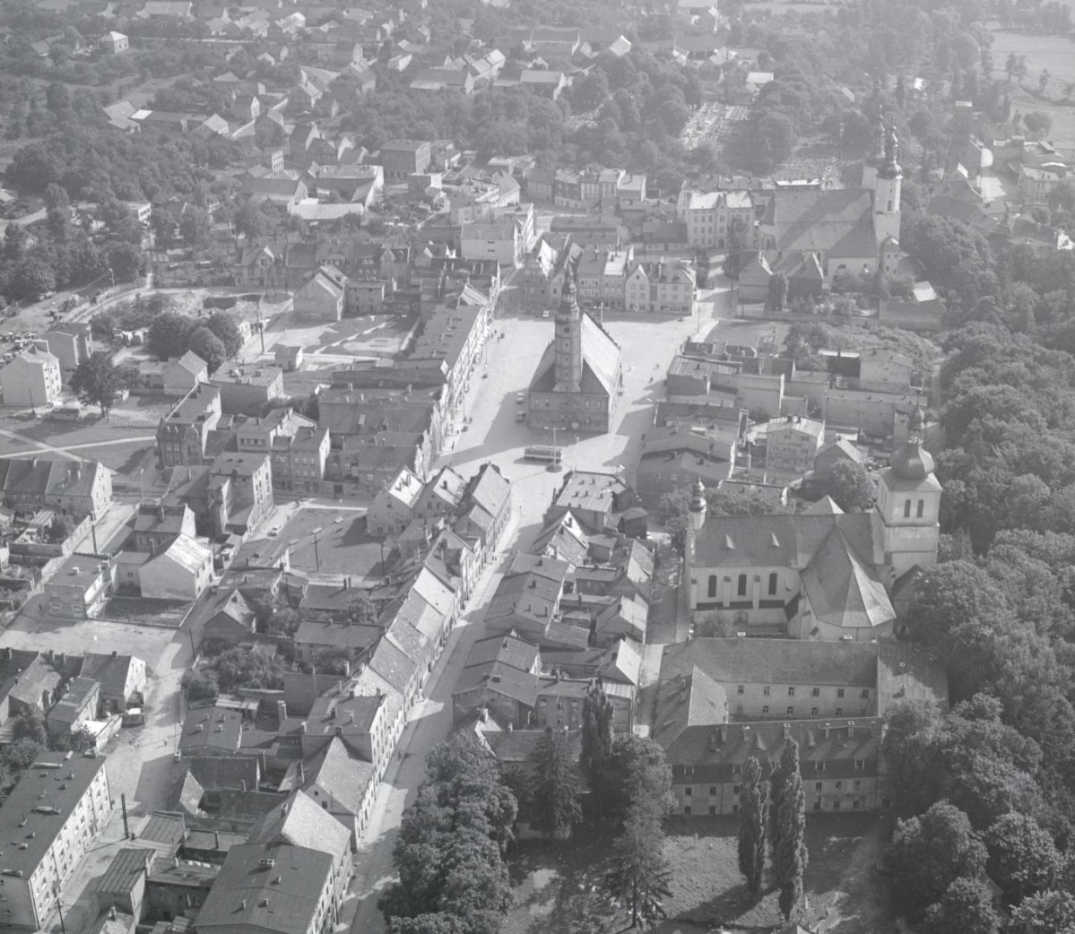 zabudowa staromiejska  centrum. Fragment zabudowy staromiejskiej z rynkiem i  kościołem parafialnym oraz kościołem i klasztorem Franciszkanów od strony północnej, skan 1