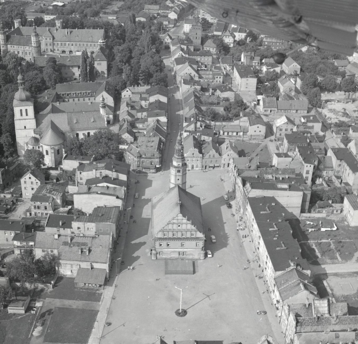 zabudowa staromiejska  miasta z rynkiem. Fragment zabudowa miasta z rynkiem i  ratuszem oraz kościołem parafialnym oraz kościołem Franciszkanów i zamkiem od strony południowej, skan 1