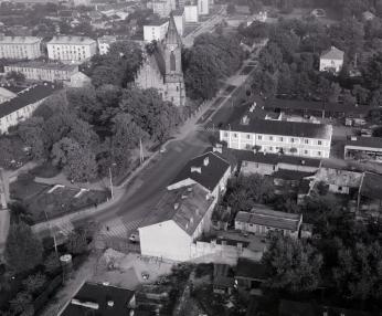 zabudowa miasta. Fragment zabudowy centrum miasta z kościołem od strony zachodniej, skan 1