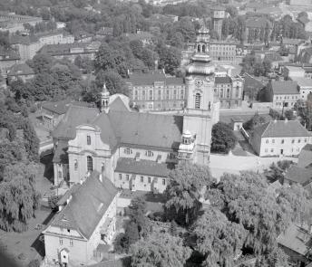 kościół parafialny / 1904 - 7 r./ Widok ogólny kościoła w otoczeniu zabudowy od strony zachodniej, skan 1