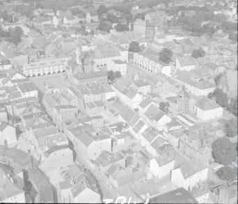 zabudowa staromiejska miasta z rynkiem i kościołem parafialnym /XIV, XVI, XVII wieku/ Fragment zabudowy staromiejskiej miasta z rynkiem od strony północnej, skan 1