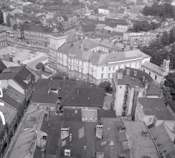 Fragment zabudowy centrum miasta z kościołem parafialnym od strony wschodniej, skan 1