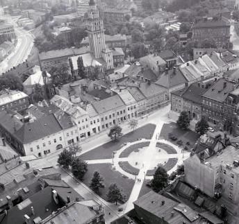 widok ogólny zabudowy rynku z położeniem kościoła farnego od strony północno - wschodniej, skan 1