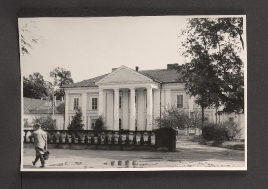 fotografia czarno-biała przedstawiająca miejscowy pałac , skan 1