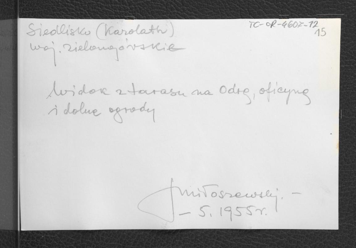 fotografia czarno-biała przedstawiająca widok z tarasu na Odrę, oficynę oraz dolne ogrody , skan 2