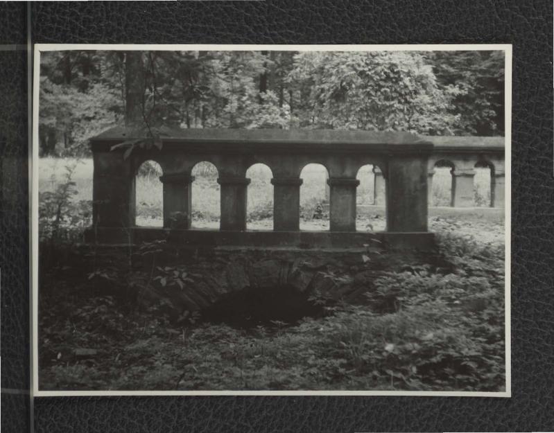2 fotografie czarno-białe przedstawiające mostek w miejscowym parku, skan 2